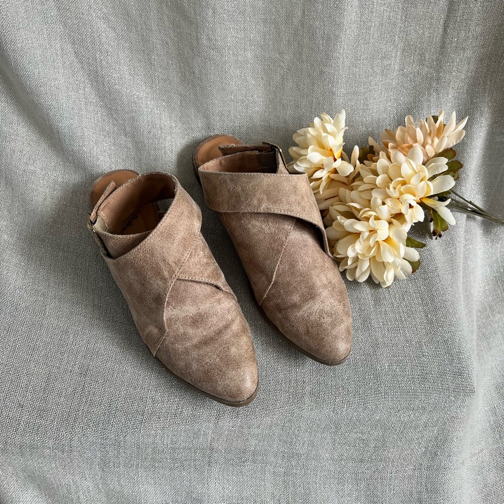 Qupid Tan Sandals size 8